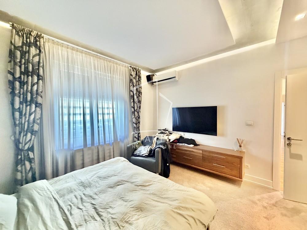 Stan na prodaju u Beogradu, Novi Beograd blok 11C (Stari Merkator), trosoban, 80m2, cena 360000 evra