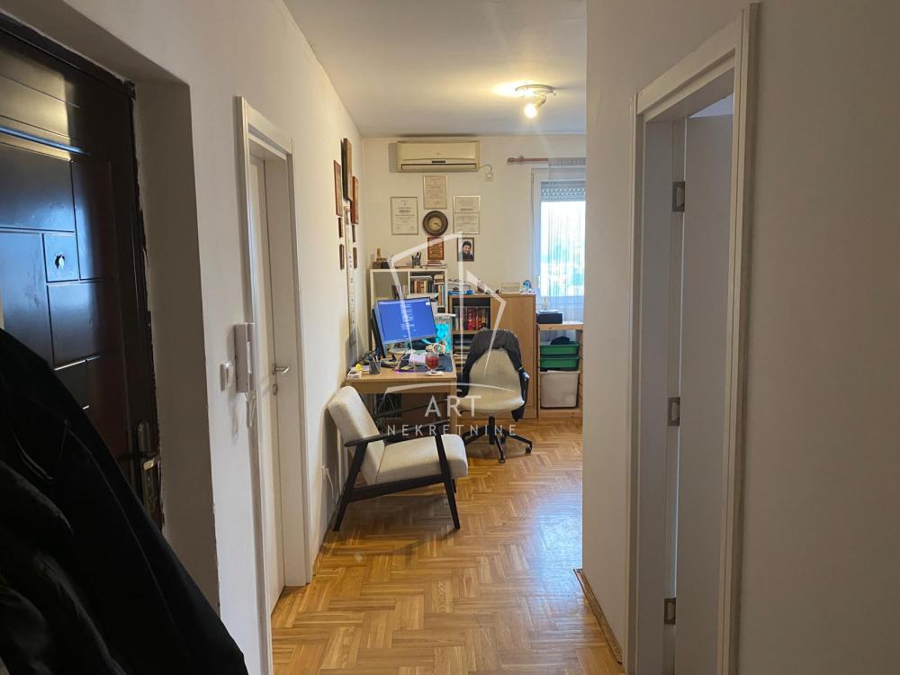 Stan na prodaju u Beogradu, Karaburma, dvoiposoban, 58m2, cena 142000 evra