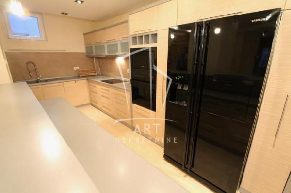 Stan na prodaju u Beogradu, Zvezdara, cetvorosoban, 157m2, cena 390000 evra