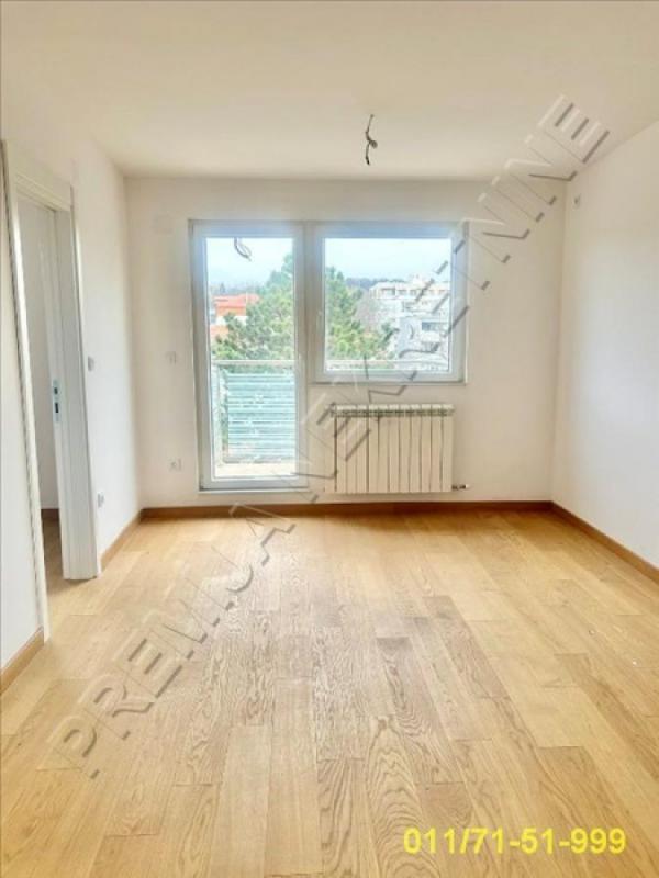 Stan na prodaju u Beogradu, Severni bulevar, trosoban, 45m2, cena 155000 evra