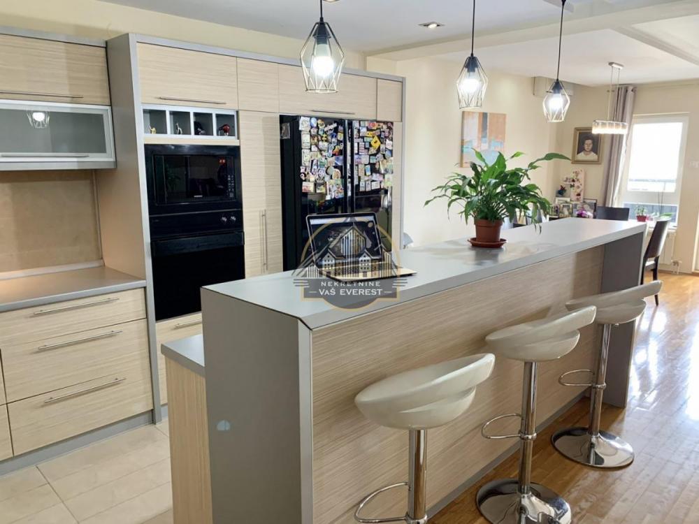 Stan na prodaju u Beogradu, Đeram pijaca, troiposoban, 157m2, cena 390000 evra