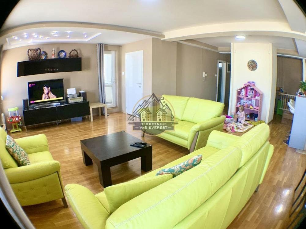 Stan na prodaju u Beogradu, Đeram pijaca, troiposoban, 157m2, cena 390000 evra