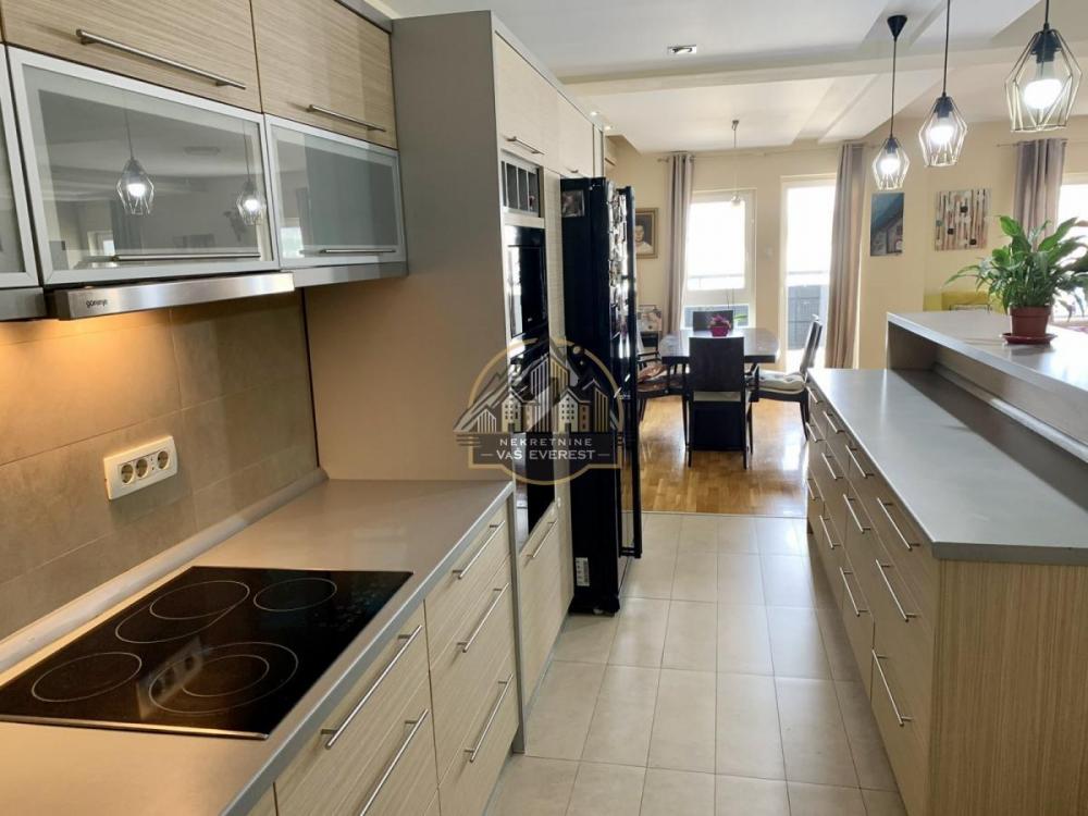 Stan na prodaju u Beogradu, Đeram pijaca, troiposoban, 157m2, cena 390000 evra