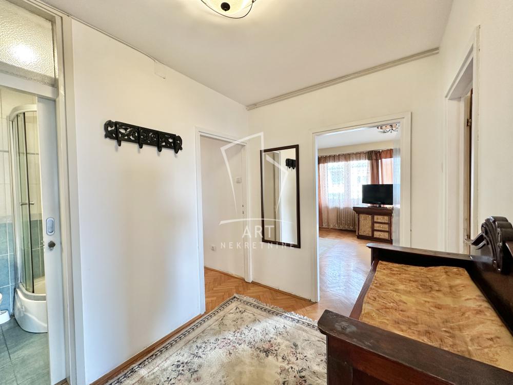 Stan na prodaju u Beogradu, Kalenić pijaca, cetvorosoban, 107m2, cena 450000 evra