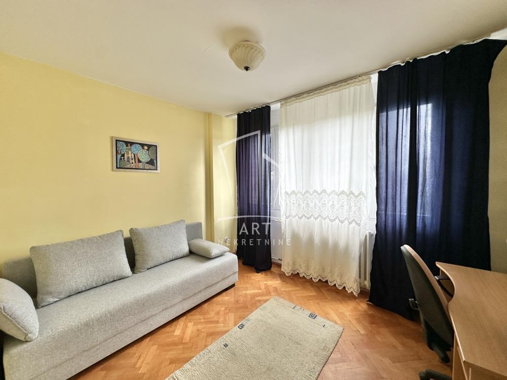 Stan na prodaju u Beogradu, Kalenić pijaca, cetvorosoban, 107m2, cena 450000 evra