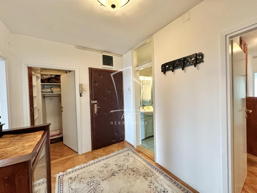 Stan na prodaju u Beogradu, Kalenić pijaca, cetvorosoban, 107m2, cena 450000 evra