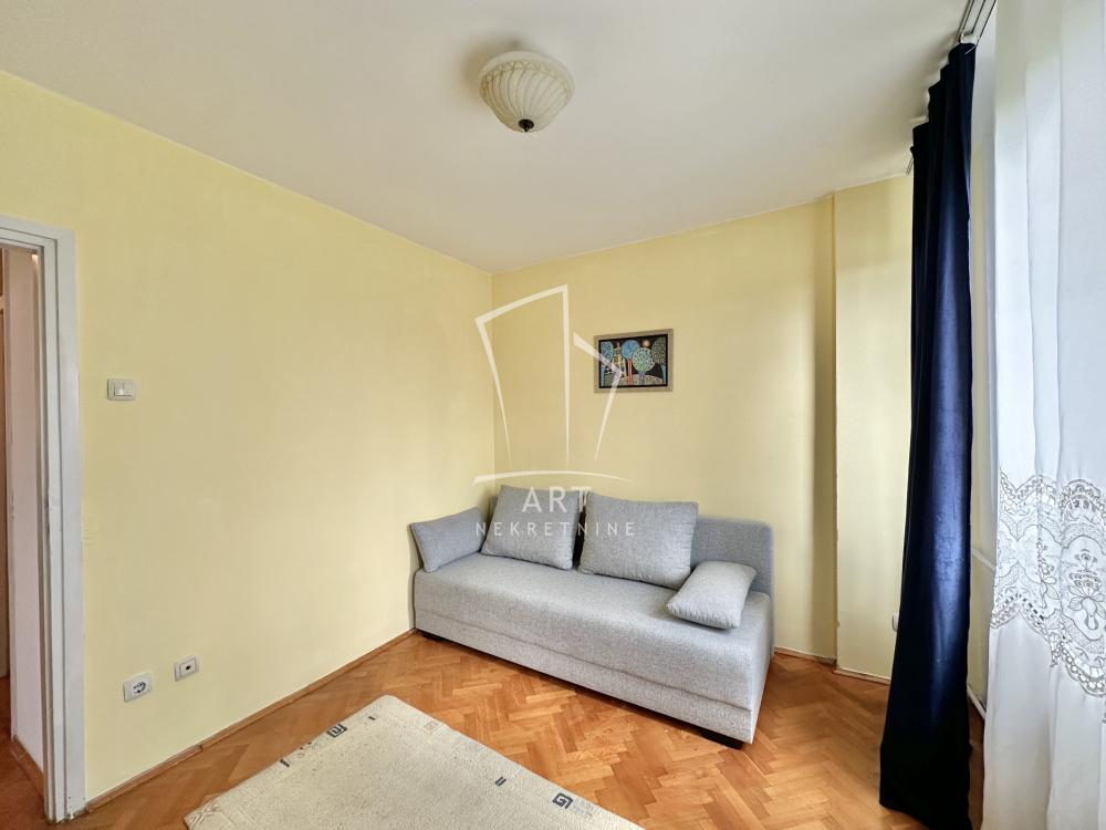 Stan na prodaju u Beogradu, Kalenić pijaca, cetvorosoban, 107m2, cena 450000 evra