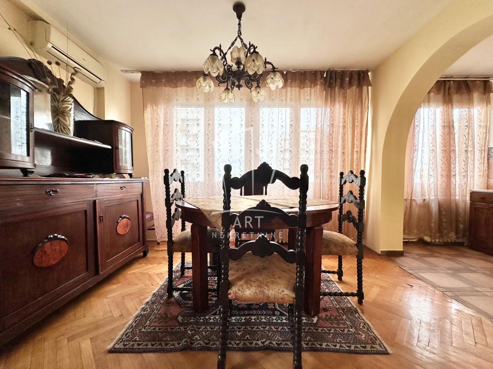 Stan na prodaju u Beogradu, Kalenić pijaca, cetvorosoban, 107m2, cena 450000 evra