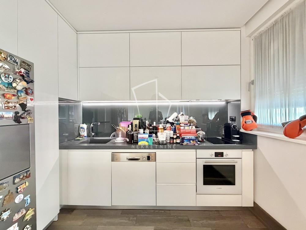 Stan na prodaju u Beogradu, Novi Beograd blok 11C (Stari Merkator), trosoban, 80m2, cena 360000 evra