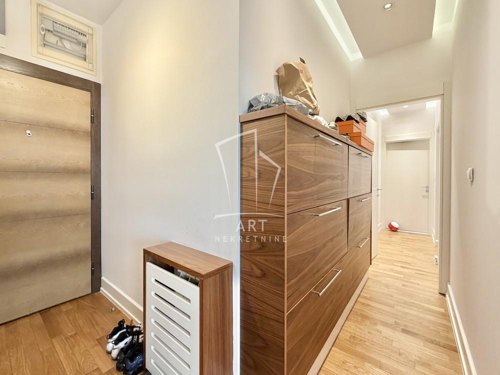 Stan na prodaju u Beogradu, Novi Beograd blok 11C (Stari Merkator), trosoban, 80m2, cena 360000 evra