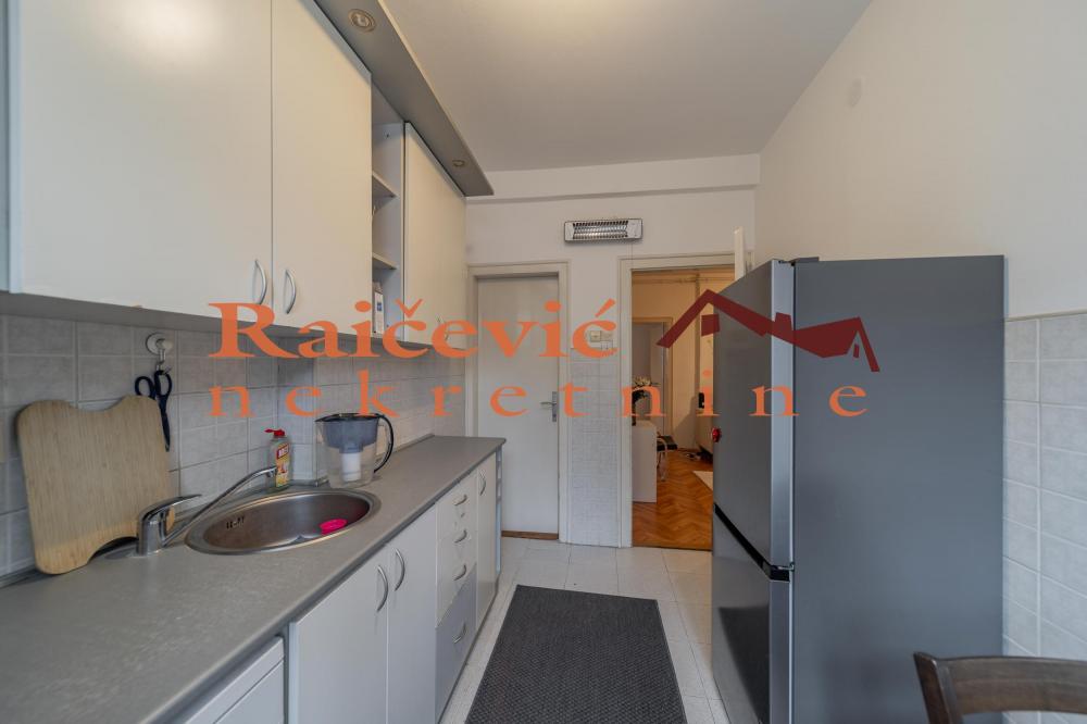 Stan na prodaju u Beogradu, Kalenić pijaca, trosoban, 68m2, cena 299000 evra