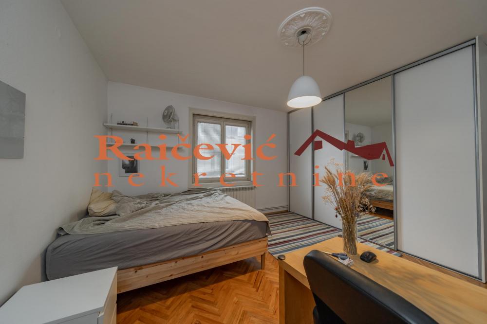 Stan na prodaju u Beogradu, Kalenić pijaca, trosoban, 68m2, cena 299000 evra