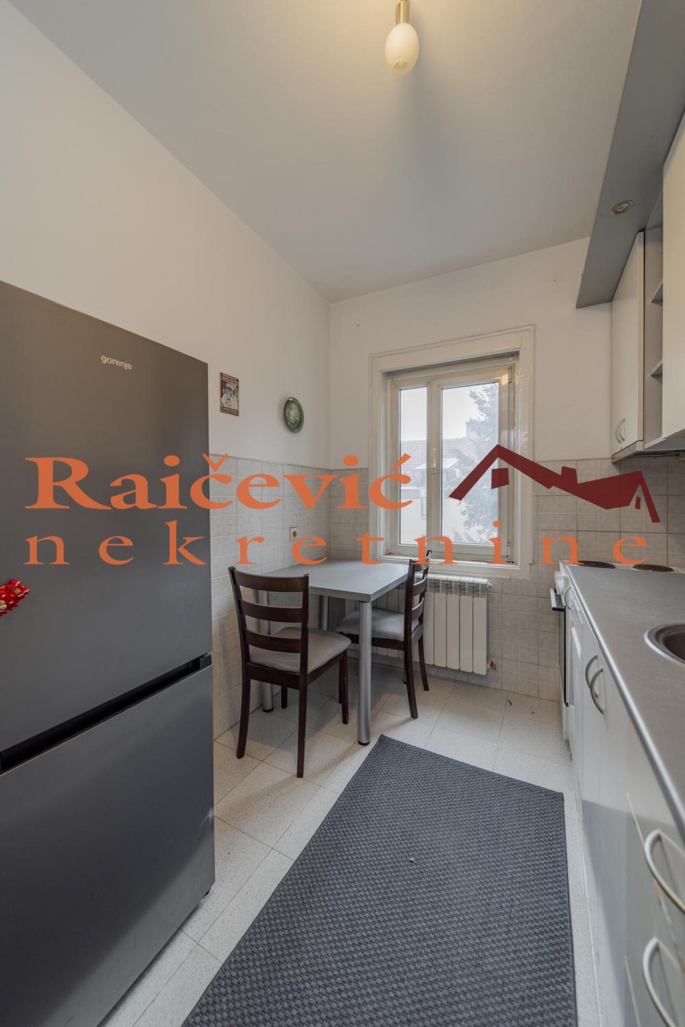 Stan na prodaju u Beogradu, Kalenić pijaca, trosoban, 68m2, cena 299000 evra