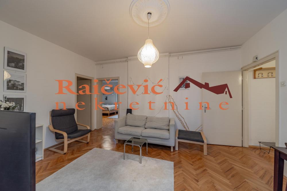 Stan na prodaju u Beogradu, Kalenić pijaca, trosoban, 68m2, cena 299000 evra