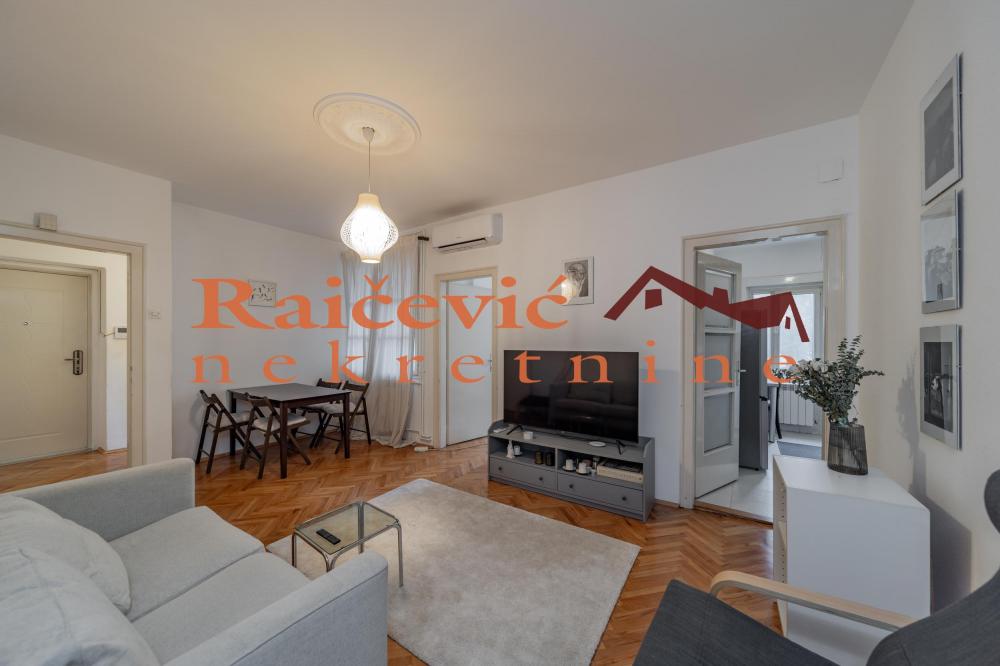 Stan na prodaju u Beogradu, Kalenić pijaca, trosoban, 68m2, cena 299000 evra