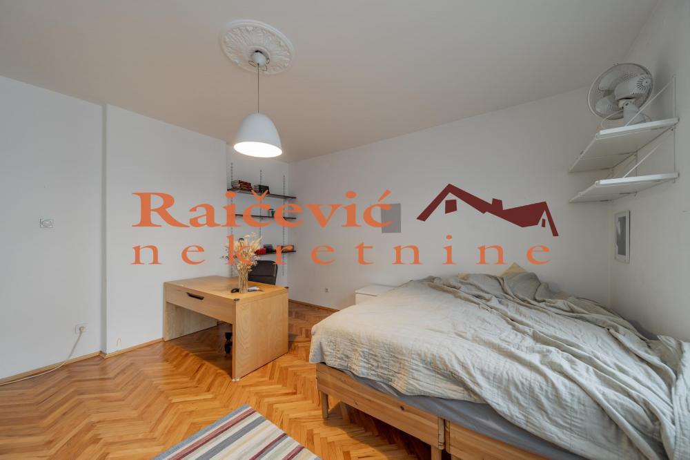 Stan na prodaju u Beogradu, Kalenić pijaca, trosoban, 68m2, cena 299000 evra