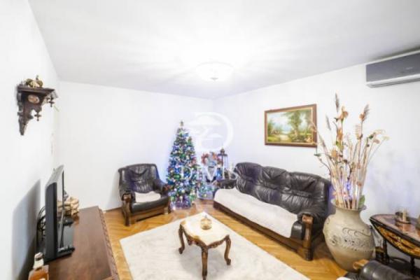 Stan na prodaju u Beogradu, Gornji grad, trosoban, 82m2, cena 229600 evra