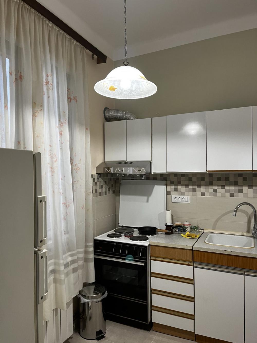 Stan na prodaju u Beogradu, Autokomanda, trosoban, 72m2, cena 220000 evra