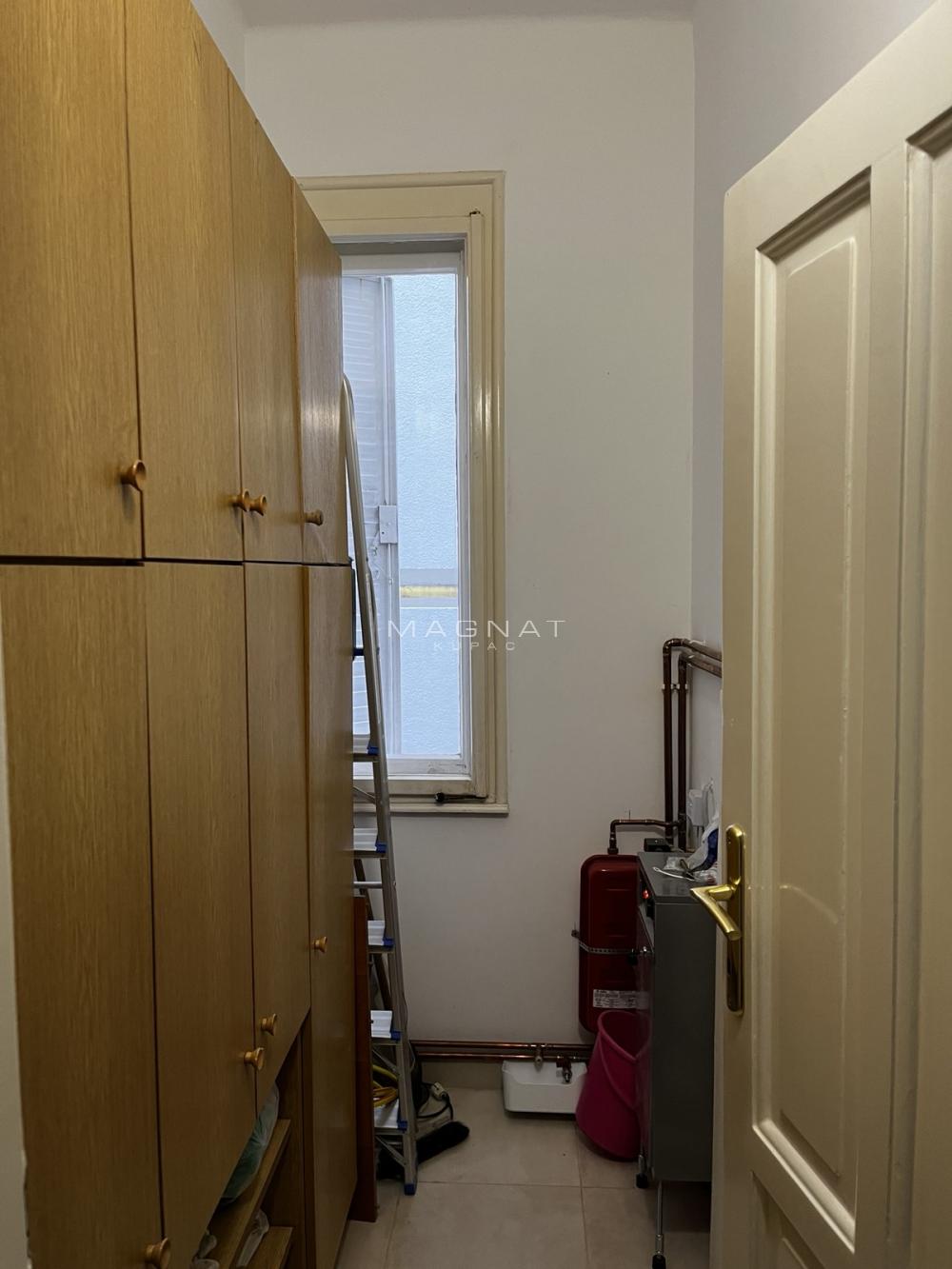 Stan na prodaju u Beogradu, Autokomanda, trosoban, 72m2, cena 220000 evra