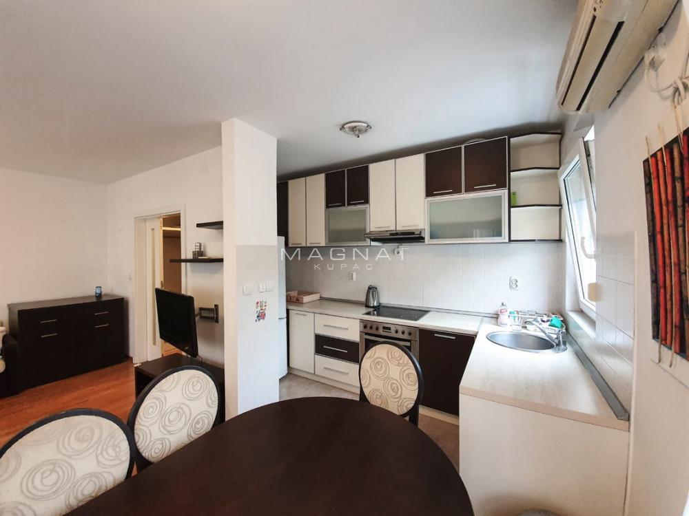 Stan na prodaju u Beogradu, Vračar, trosoban, 57m2, cena 227000 evra