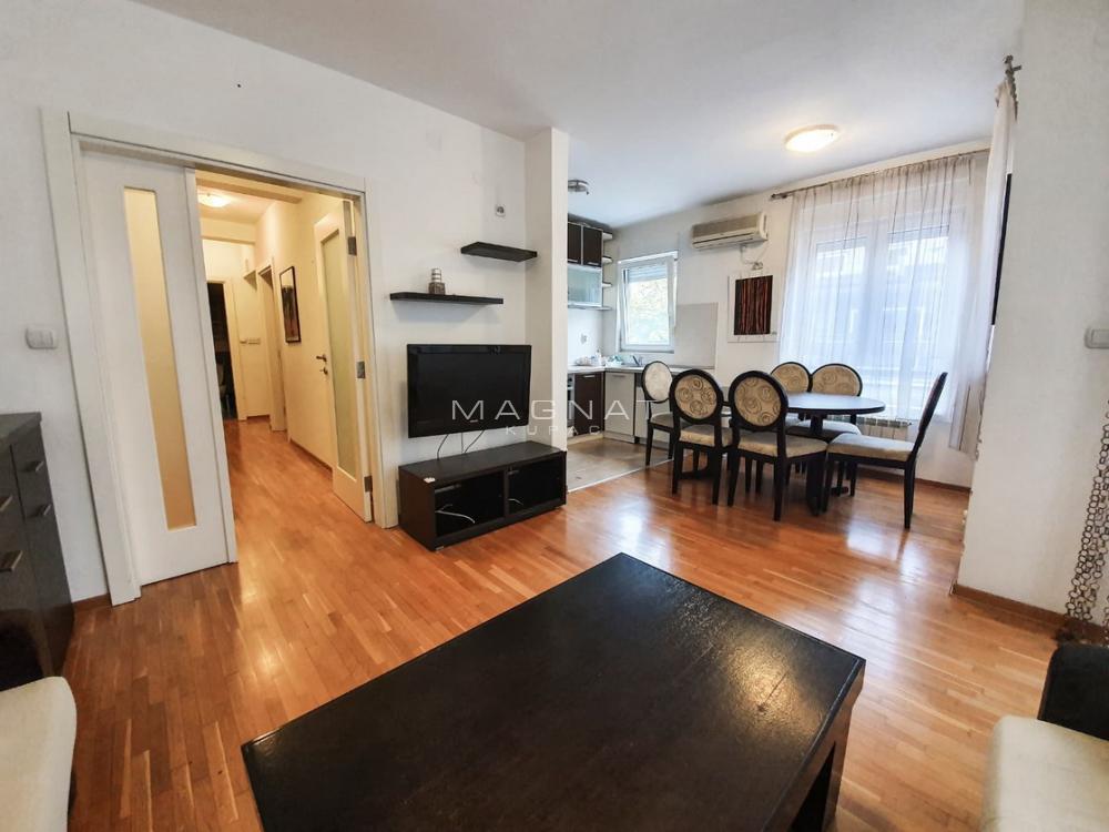 Stan na prodaju u Beogradu, Vračar, trosoban, 57m2, cena 227000 evra