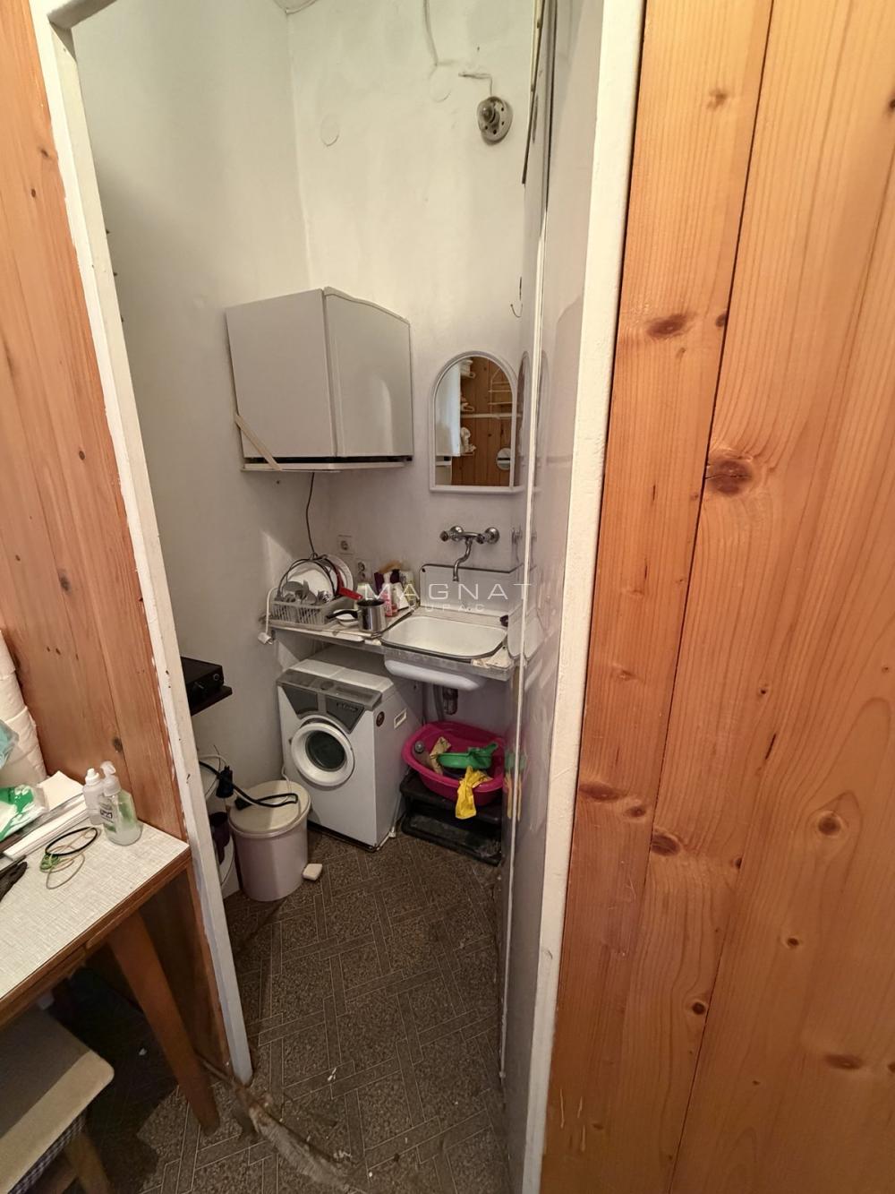 Stan na prodaju u Beogradu, Zemun, 18m2, cena 78000 evra