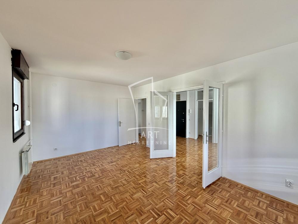 Stan na prodaju u Beogradu, Novi Beograd, trosoban, 73m2, cena 229000 evra