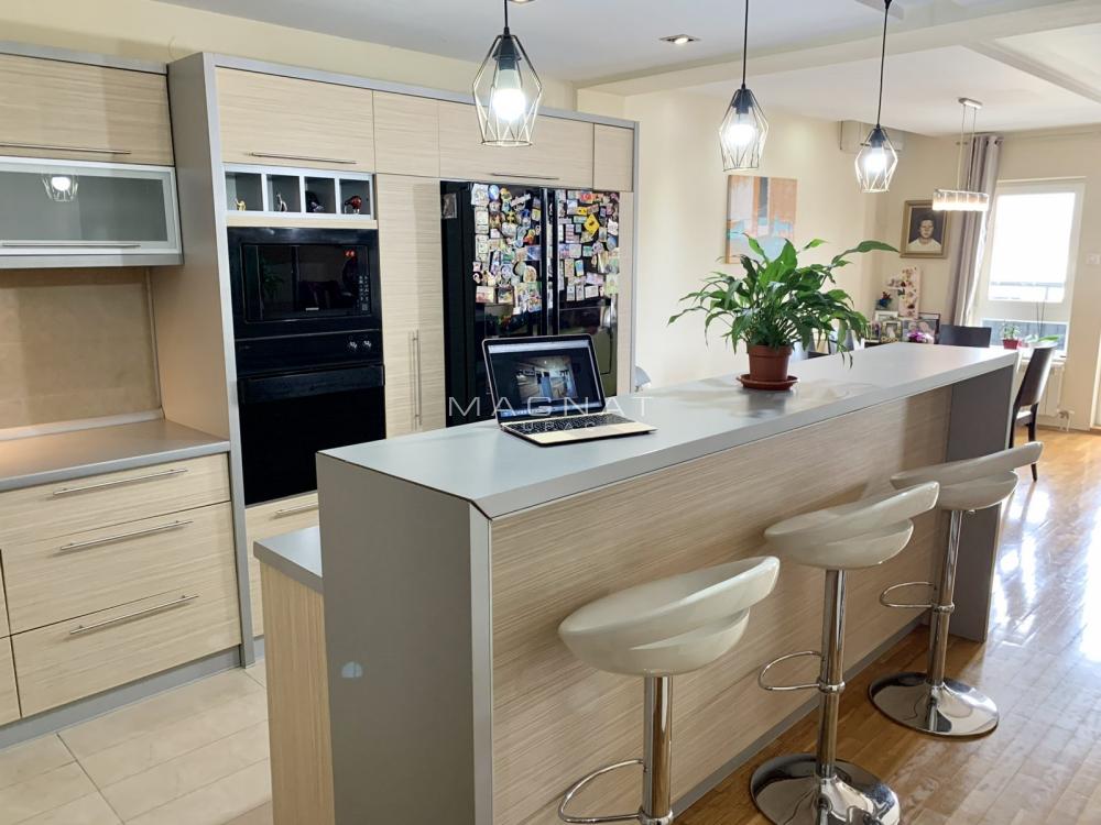 Stan na prodaju u Beogradu, Đeram pijaca, cetvorosoban, 157m2, cena 390000 evra