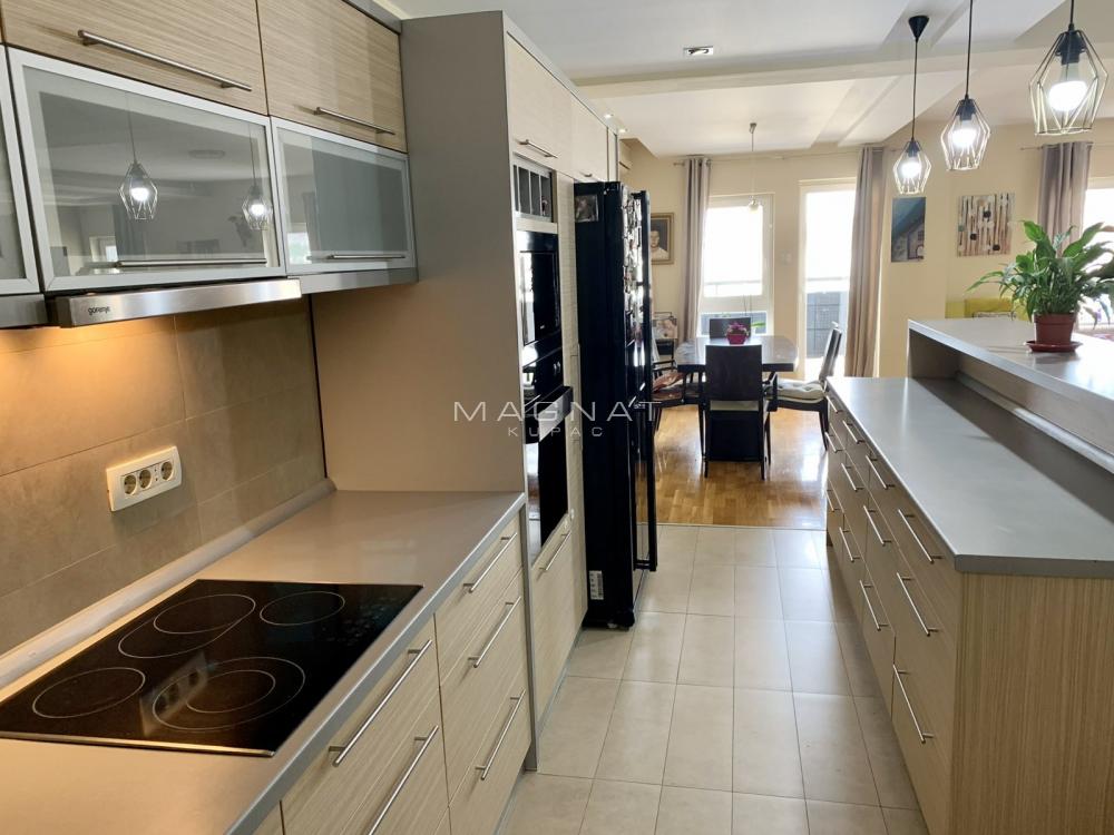 Stan na prodaju u Beogradu, Đeram pijaca, cetvorosoban, 157m2, cena 390000 evra