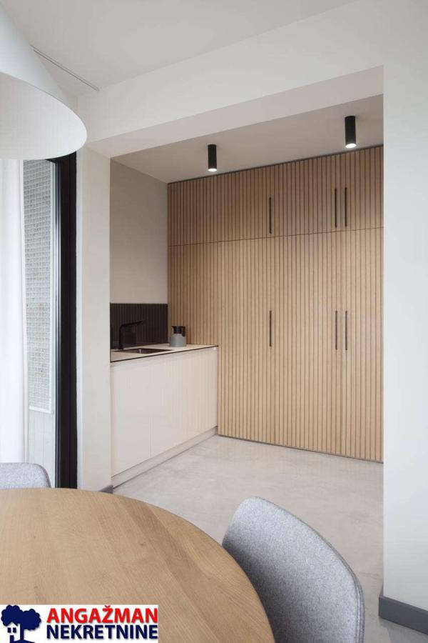 Stan na prodaju u Beogradu, Novi Beograd blok 23, trosoban, 75m2, cena 320000 evra