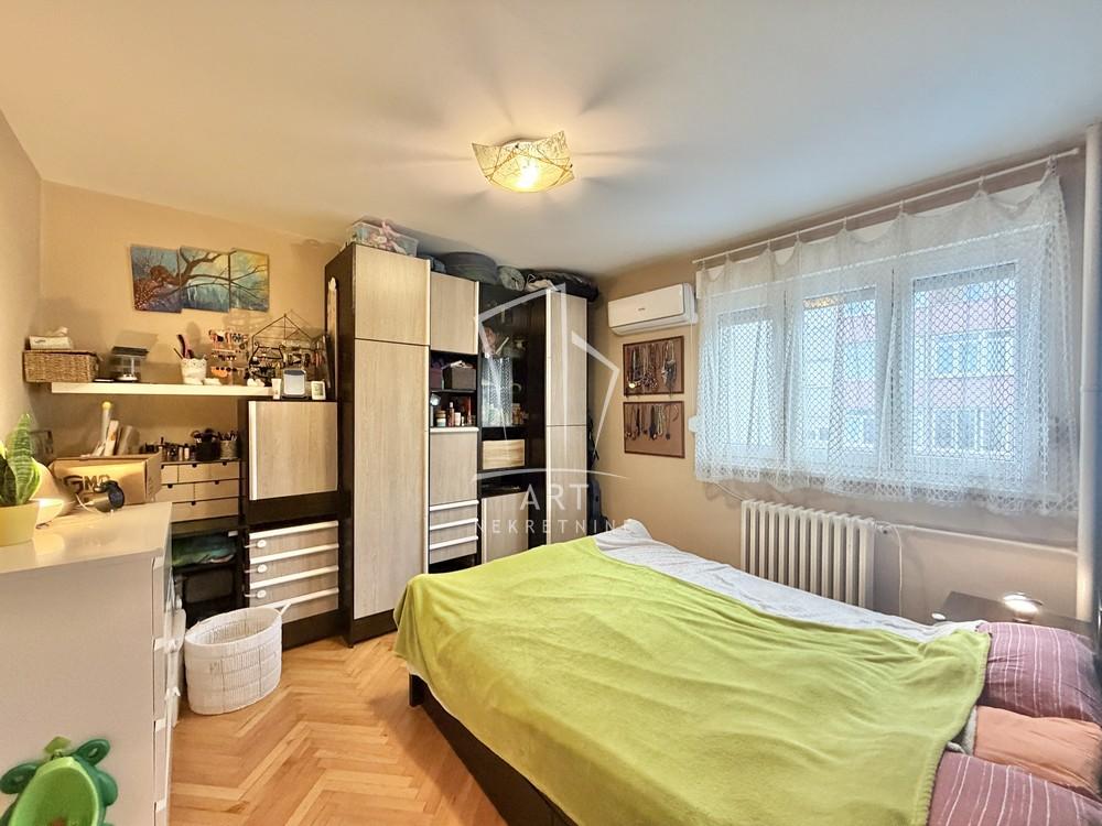 Stan na prodaju u Beogradu, Karaburma, dvosoban, 54m2, cena 150000 evra