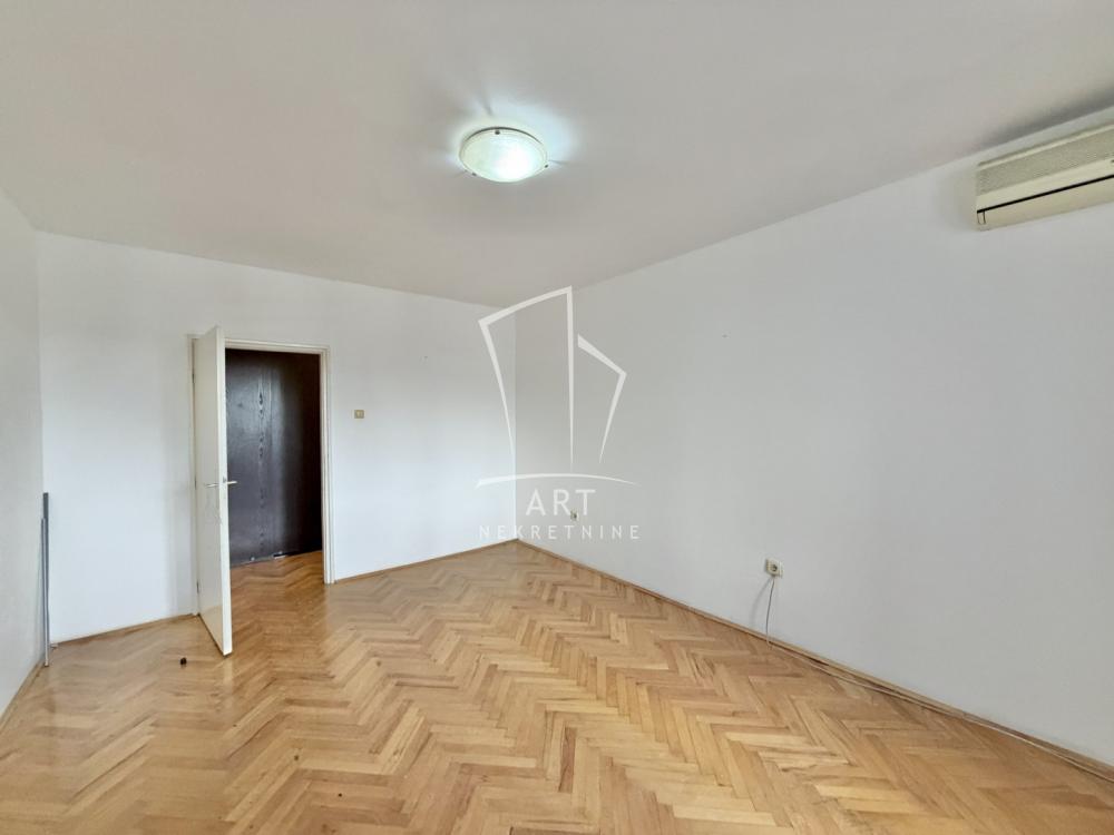 Stan na prodaju u Beogradu, Karaburma, dvosoban, 55m2, cena 155000 evra