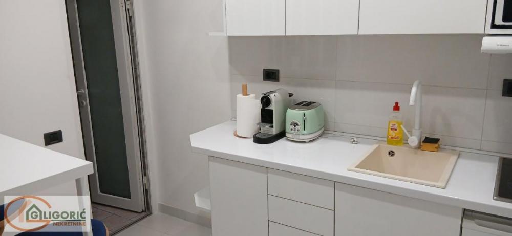 Stan na prodaju u Beogradu, Đeram pijaca, cetvorosoban, 155m2, cena 500000 evra