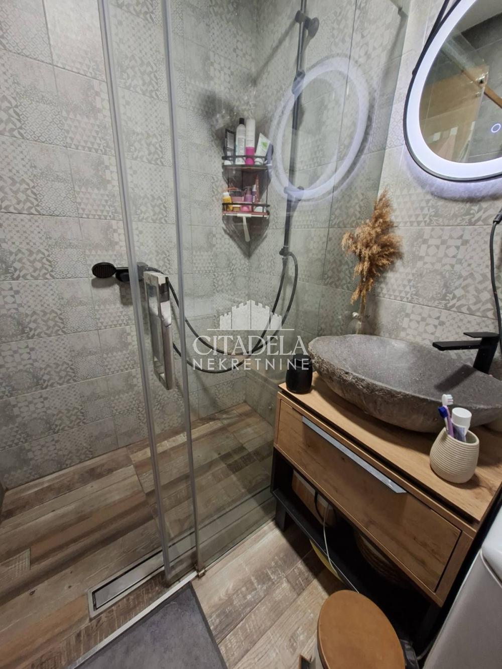 Stan na prodaju u Beogradu, Voždovac, dvoiposoban, 60m2, cena 220000 evra