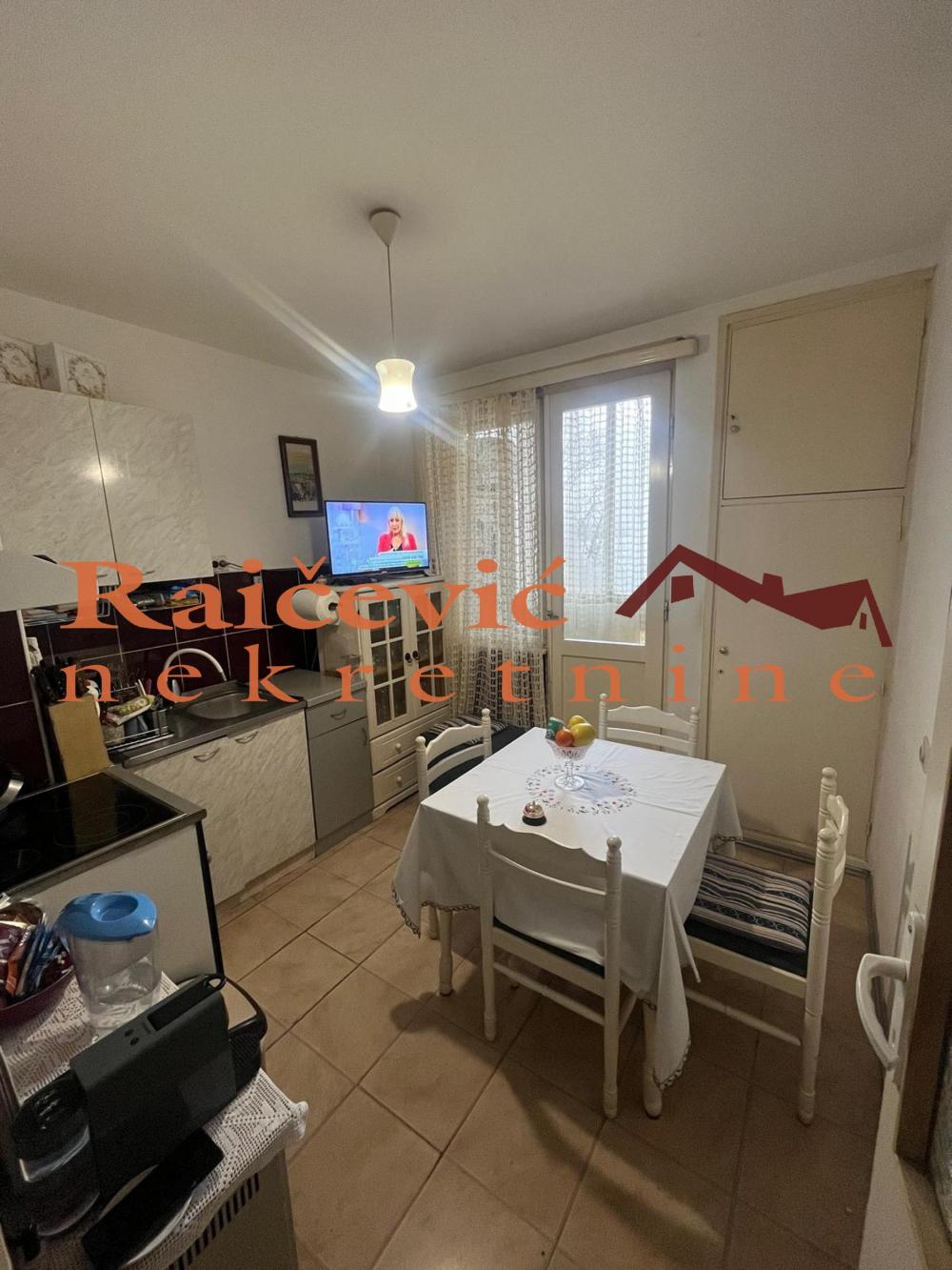 Stan na prodaju u Beogradu, Karaburma, trosoban, 66m2, cena 150000 evra