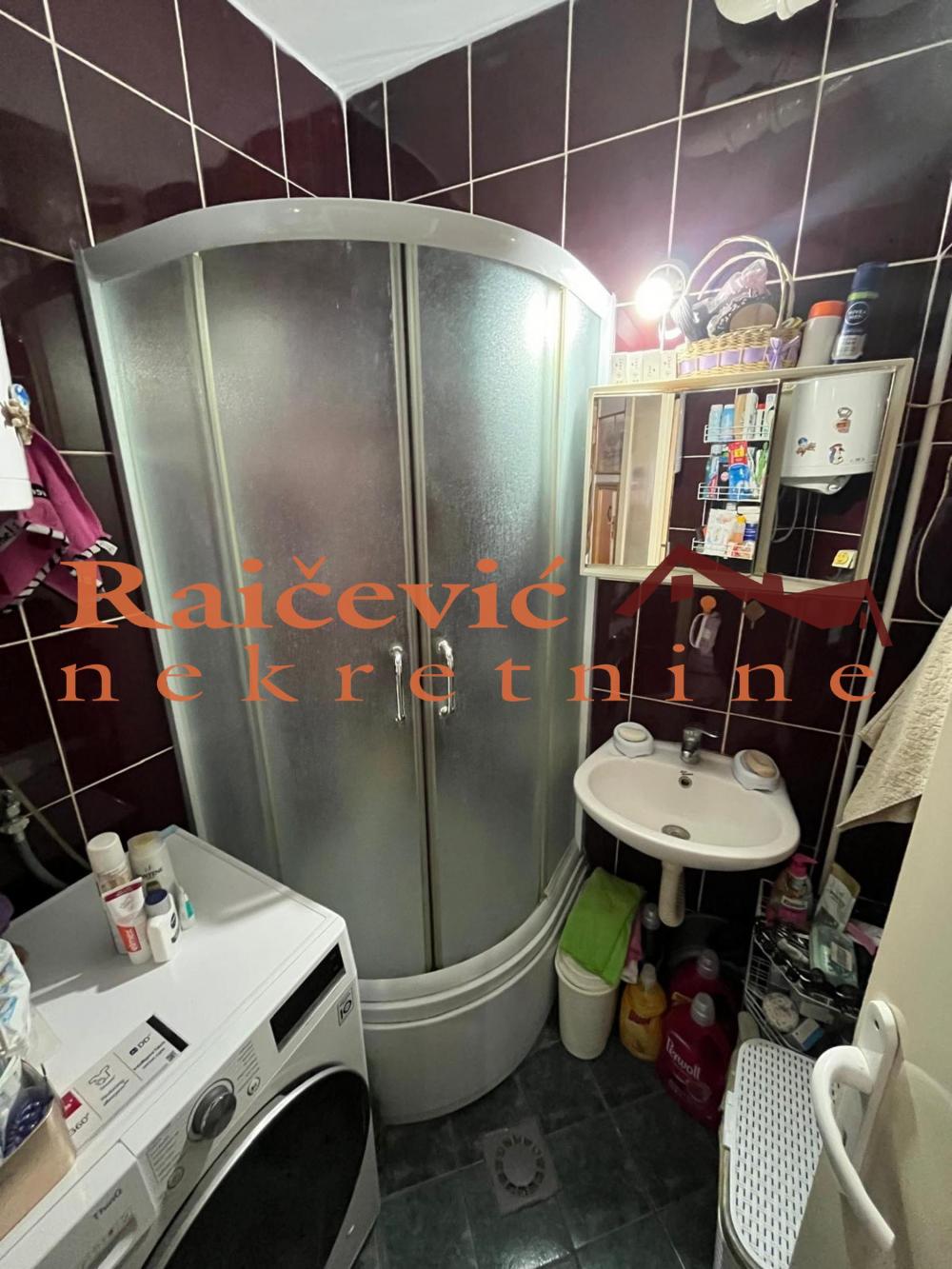 Stan na prodaju u Beogradu, Karaburma, trosoban, 66m2, cena 150000 evra