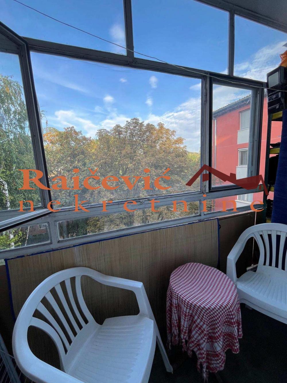 Stan na prodaju u Beogradu, Karaburma, trosoban, 66m2, cena 150000 evra