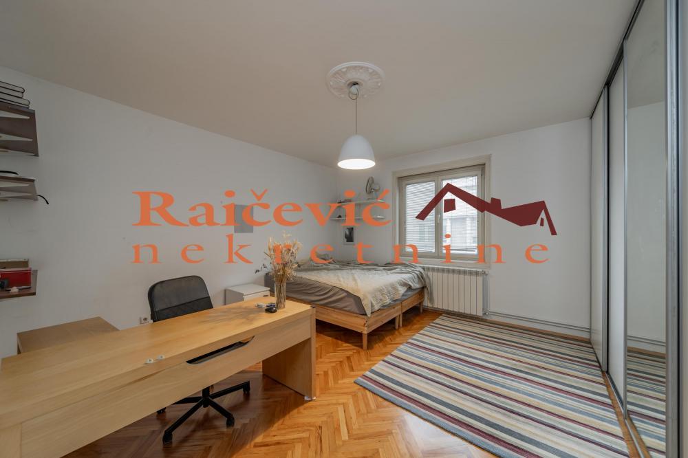 Stan na prodaju u Beogradu, Kalenić pijaca, trosoban, 68m2, cena 299000 evra