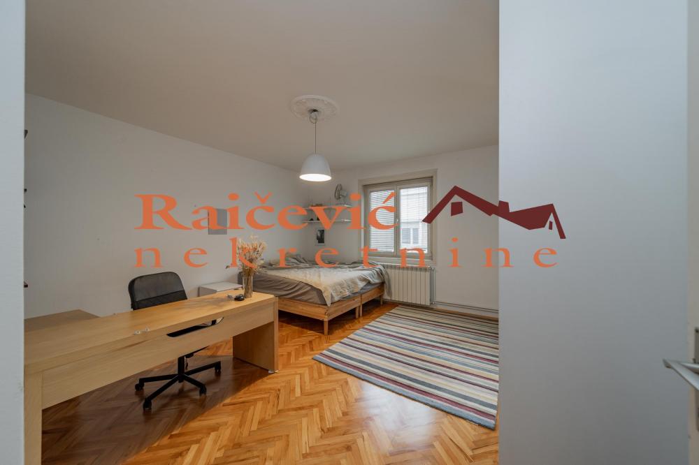 Stan na prodaju u Beogradu, Kalenić pijaca, trosoban, 68m2, cena 299000 evra