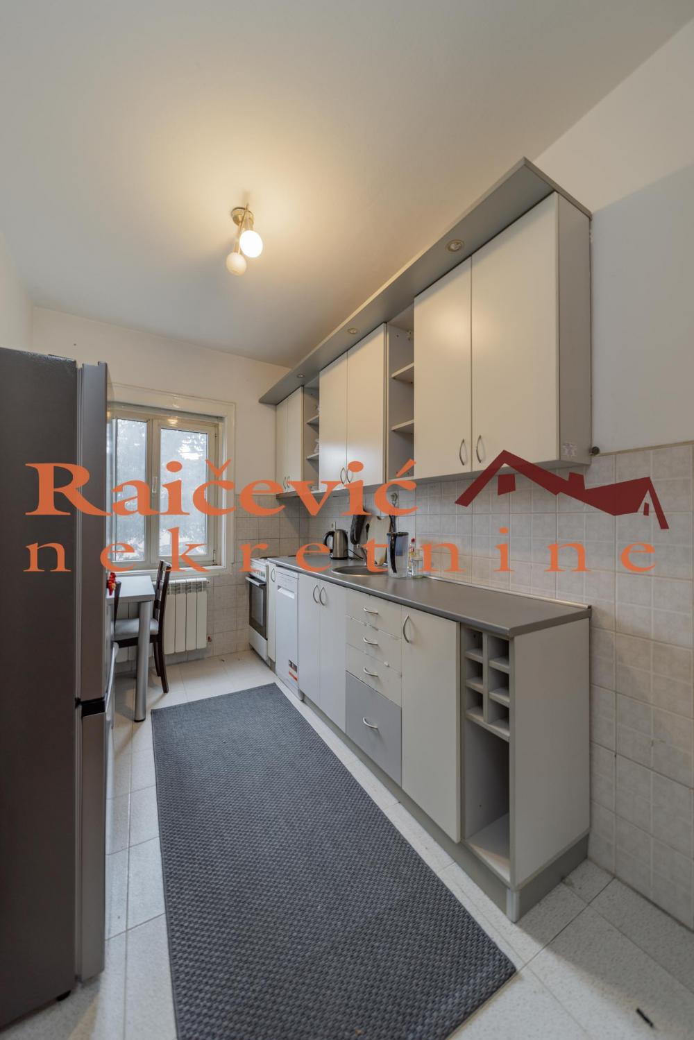 Stan na prodaju u Beogradu, Kalenić pijaca, trosoban, 68m2, cena 299000 evra