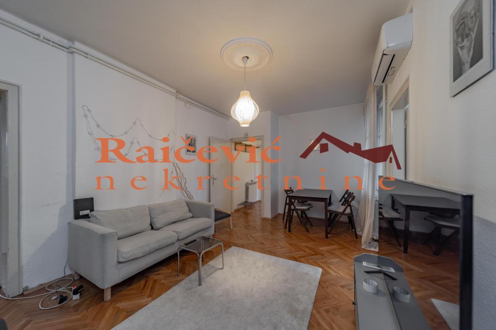 Stan na prodaju u Beogradu, Kalenić pijaca, trosoban, 68m2, cena 299000 evra