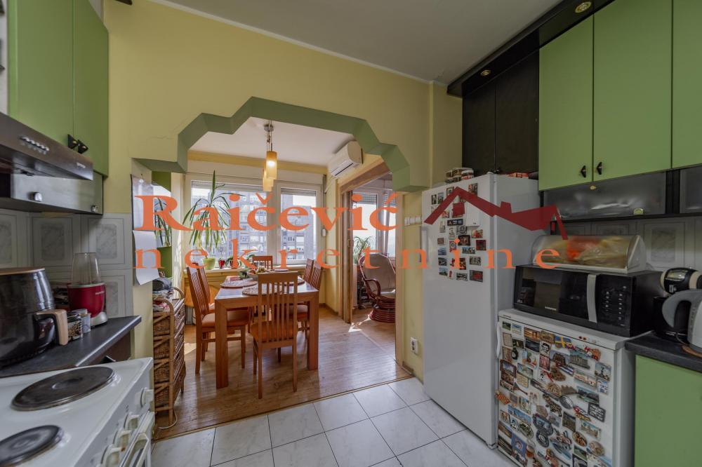 Stan na prodaju u Beogradu, Novi Beograd blok 23, dvoiposoban, 70m2, cena 246000 evra