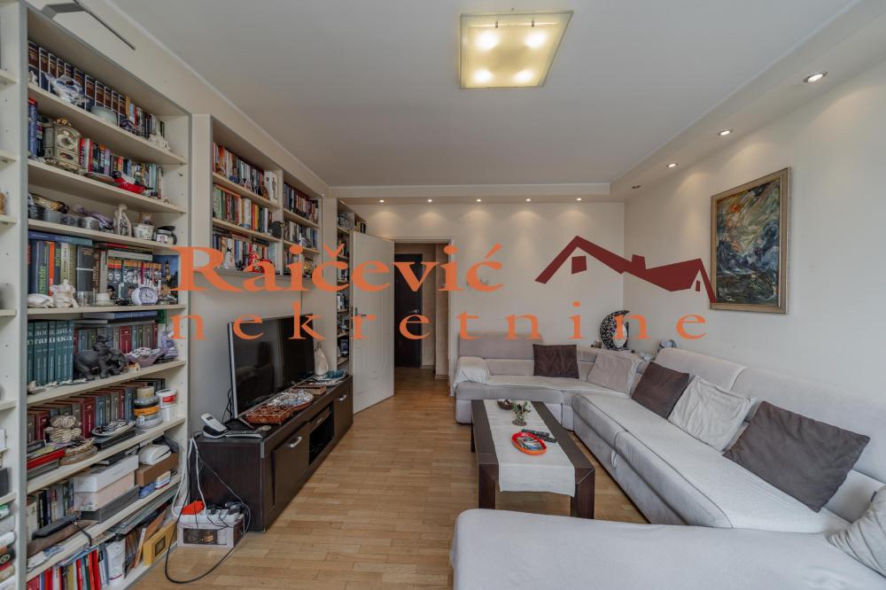 Stan na prodaju u Beogradu, Novi Beograd blok 23, dvoiposoban, 70m2, cena 246000 evra