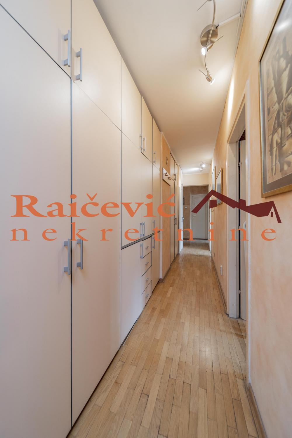 Stan na prodaju u Beogradu, Novi Beograd blok 23, dvoiposoban, 70m2, cena 246000 evra