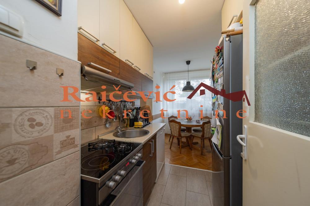 Stan na prodaju u Beogradu, Braće Jerković, trosoban, 71m2, cena 179000 evra