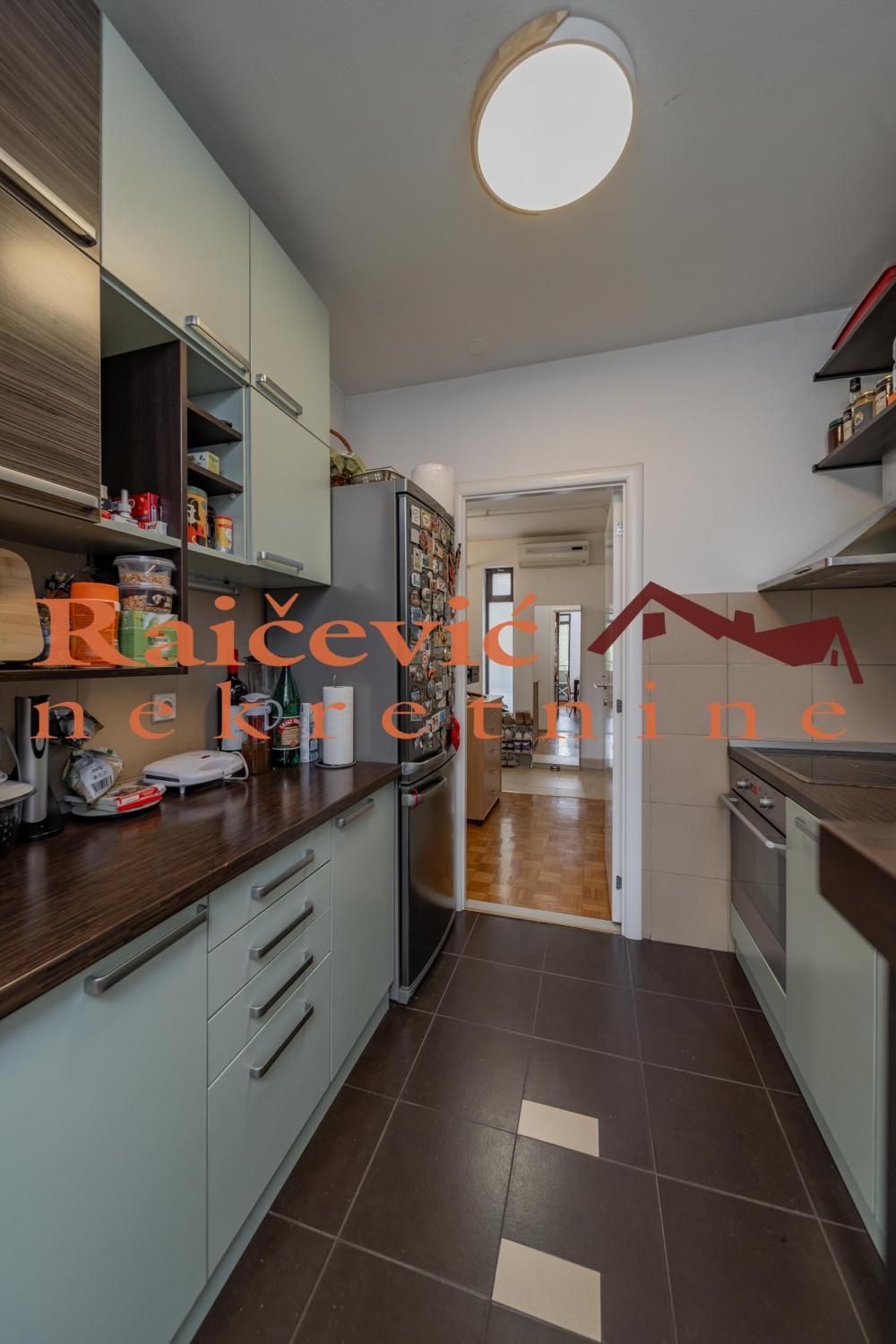 Stan na prodaju u Beogradu, Novi Beograd blok 37, dvoiposoban, 71m2, cena 219000 evra