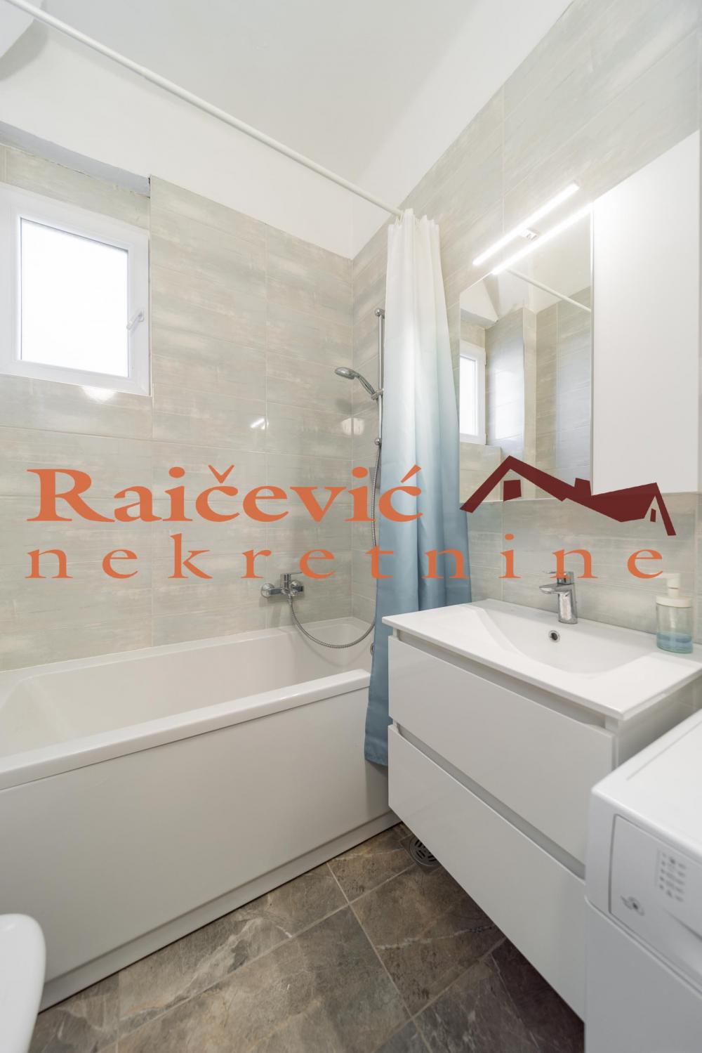 Stan na prodaju u Beogradu, Autokomanda, trosoban, 72m2, cena 220000 evra