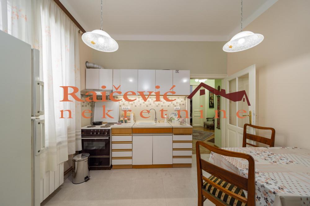 Stan na prodaju u Beogradu, Autokomanda, trosoban, 72m2, cena 220000 evra