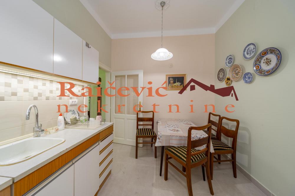 Stan na prodaju u Beogradu, Autokomanda, trosoban, 72m2, cena 220000 evra