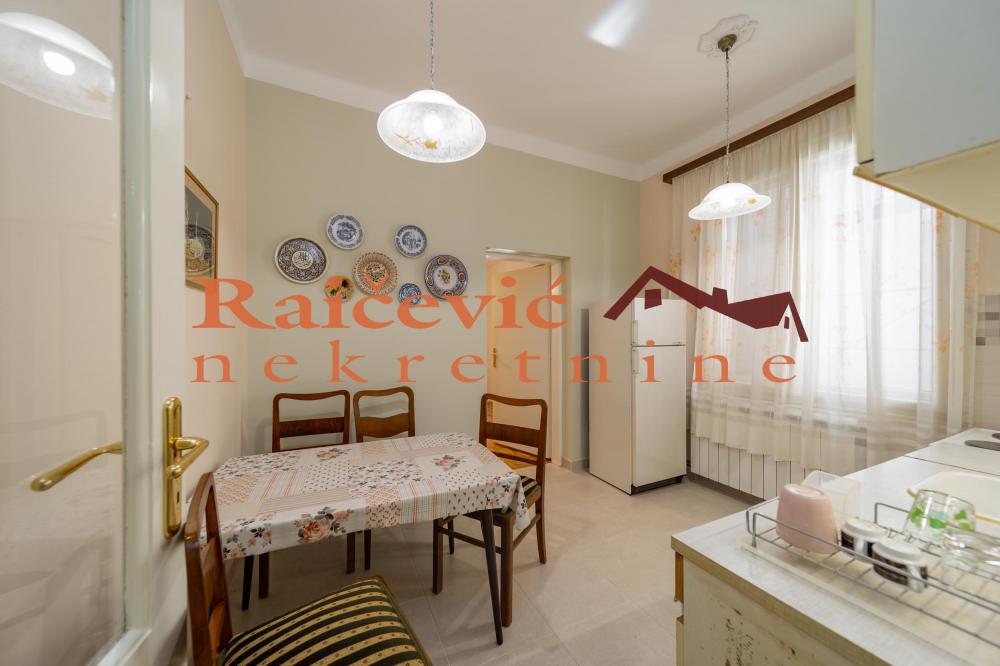 Stan na prodaju u Beogradu, Autokomanda, trosoban, 72m2, cena 220000 evra